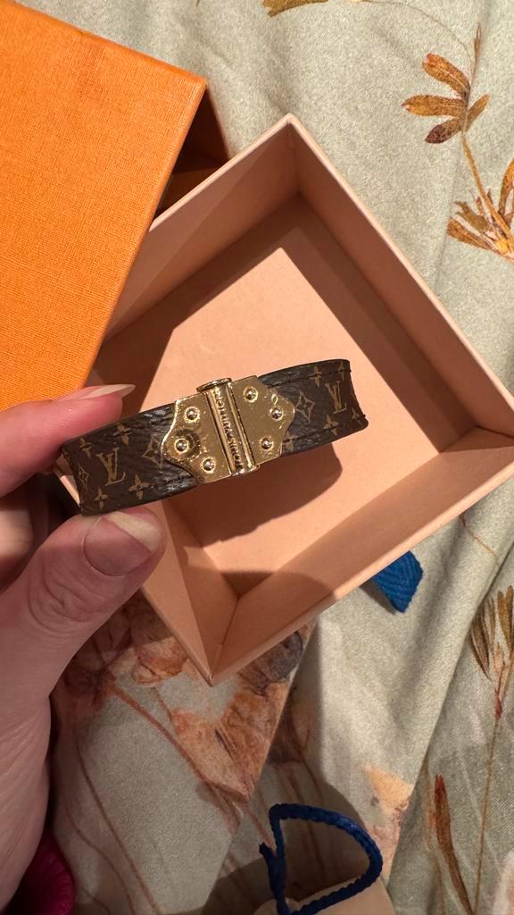 Louis vuitton armband origineel met bon, Sieraden, Tassen en Uiterlijk, Armbanden, Gebruikt, Leer, Bruin, Met bedels of kralen
