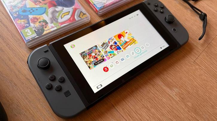 Nintendo Switch met Mario Kart 8 Deluxe en Super Mario Party, Spelcomputers en Games, Spelcomputers | Nintendo Switch, Zo goed als nieuw
