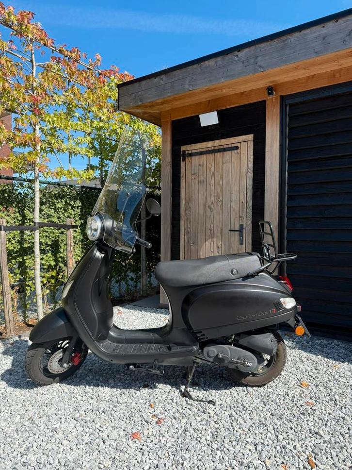 Djjd scooter - Mat zwart - 45 km/u, Fietsen en Brommers, Snorfietsen en Snorscooters, Zo goed als nieuw, Benzine, Ophalen