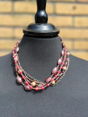 Halflange ketting met meerdere kettingen en kralen beschikbaar voor biedingen