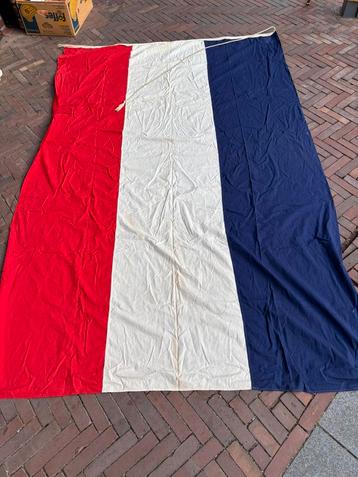 Oude grote Nederlandse vlag. beschikbaar voor biedingen