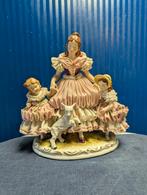 Vintag e Porseleinen Beeldje: Moeder met Kinderen en Lam, Antiek en Kunst, Ophalen