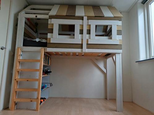 Bed met hut, Kinderen en Baby's, Kinderkamer | Stapelbedden en Hoogslapers, Zo goed als nieuw, Hoogslaper, Ophalen