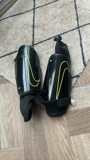 Nike beschermers maat l beschikbaar voor biedingen