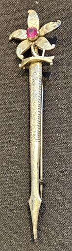 Antieke broche met bloemvorm en roze edelsteen, Sieraden, Tassen en Uiterlijk, Broches, Gebruikt, Ophalen of Verzenden, Met edelsteen