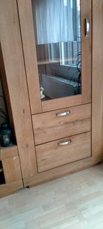 Het is een eiken kleur vitrine kast. Merk van Goossens, Ophalen
