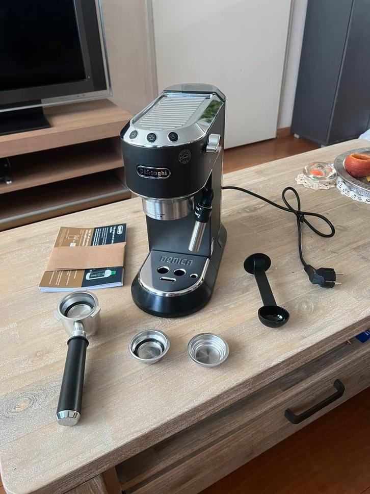 [NIEUW!] De’Longhi Dedica Style Koffiemachine EC685.BK, Witgoed en Apparatuur, Koffiezetapparaten, Zo goed als nieuw, Gemalen koffie