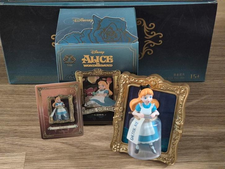 Disney Miniso Alice in Wonderland Secret ornament Fotolijst, Verzamelen, Disney, Zo goed als nieuw, Beeldje of Figuurtje, Overige figuren