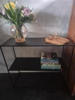 Leuke sidetable met metalen frame, Huis en Inrichting, Tafels | Sidetables, 100 tot 150 cm, Ophalen of Verzenden, Zo goed als nieuw