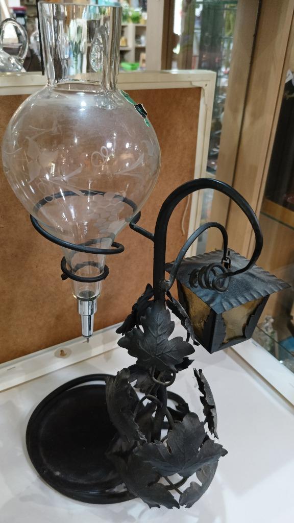 Vintage wijndispenser smeedijzer met glas en lantaarn, Antiek en Kunst, Curiosa en Brocante, Ophalen of Verzenden