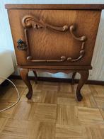 Twee  houten kastjes met sierlijke details nachtkastje, Ophalen
