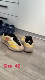 Yeezy 700 Schoenen - Maat 42, Kleding | Heren, Schoenen, Ophalen of Verzenden, Nieuw, Overige kleuren, Sneakers of Gympen