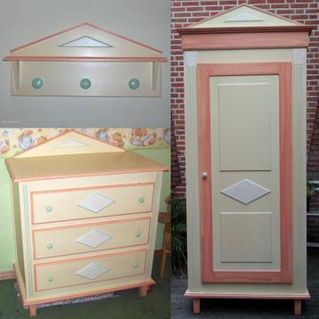 Mooie kast en commode met bijpassende kapstok/boekenplank beschikbaar voor biedingen