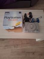 Playstation 1 met doos, Spelcomputers en Games, Spelcomputers | Sony PlayStation 1, Ophalen, Zo goed als nieuw, Met 2 controllers