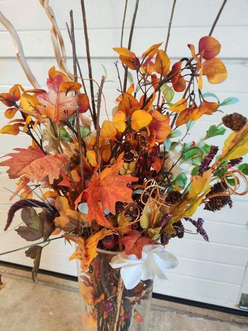 1 meter vaas met kunst zijde bloemen , sier takken  beschikbaar voor biedingen