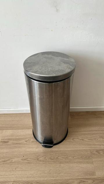 Prullenbak beschikbaar voor biedingen