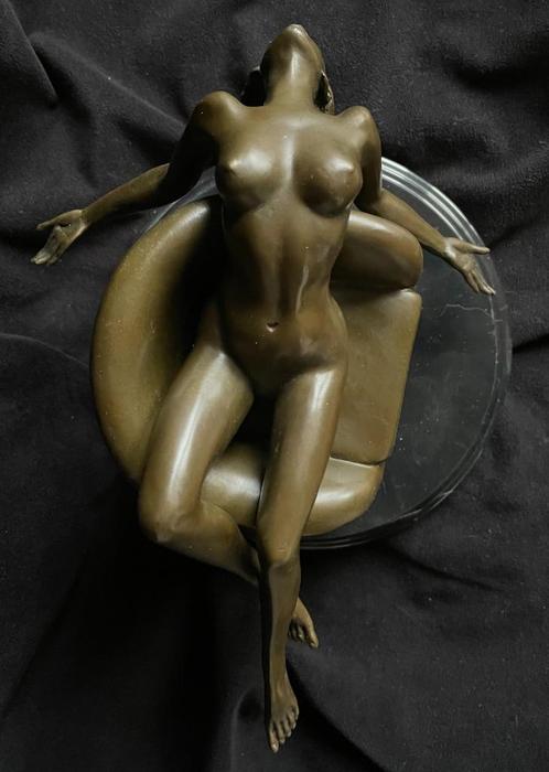 Bronzen naakte dame op stoel 2-delig Mavchi, zuiver brons, Antiek en Kunst, Kunst | Beelden en Houtsnijwerken, Ophalen of Verzenden