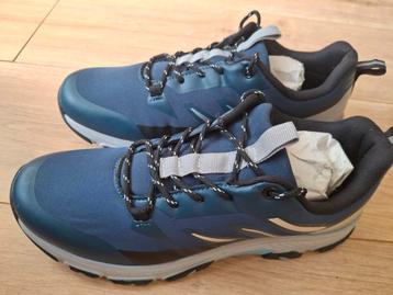 Splinternieuwe sneakers, hardloopschoenen of lichte wandelsc beschikbaar voor biedingen