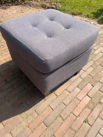 Grijze Hocker / Poef - 50x50cm beschikbaar voor biedingen