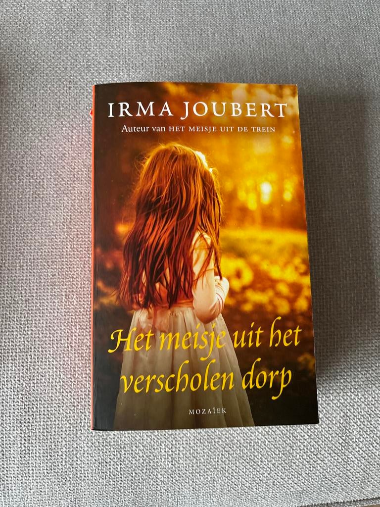Het meisje uit het verscholen dorp - Irma Joubert, Ophalen of Verzenden, Gelezen, Nederland
