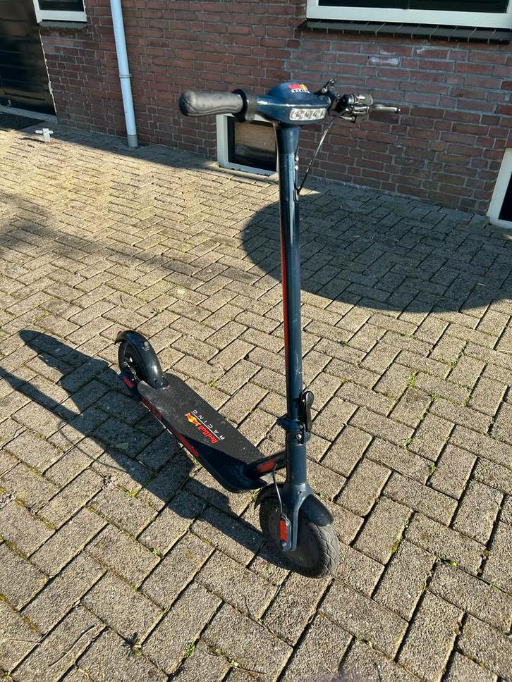 Red Bull Racing elektrische step, Fietsen en Brommers, Steps, Zo goed als nieuw, Elektrische step (E-scooter), Ophalen
