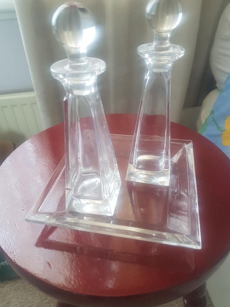 azijn/olie stel 2 karaffen op plaat karaf 18cm hoog, Huis en Inrichting, Ophalen, Overige typen, Overige stijlen, Glas