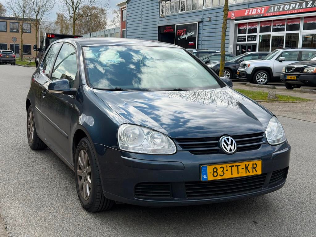 Volkswagen Golf 1.6 FSI Optive 3 AIRCO/CRUISE | INRUILKOOPJE, Auto's, Gebruikt, Zwart, 620 kg, Origineel Nederlands