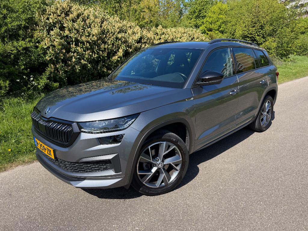 Skoda Kodiaq 1.5 TSI Sportline Business Facelift 2023 NL, 4 cilinders, Leder en Stof, Zilver of Grijs, 84 €/maand
