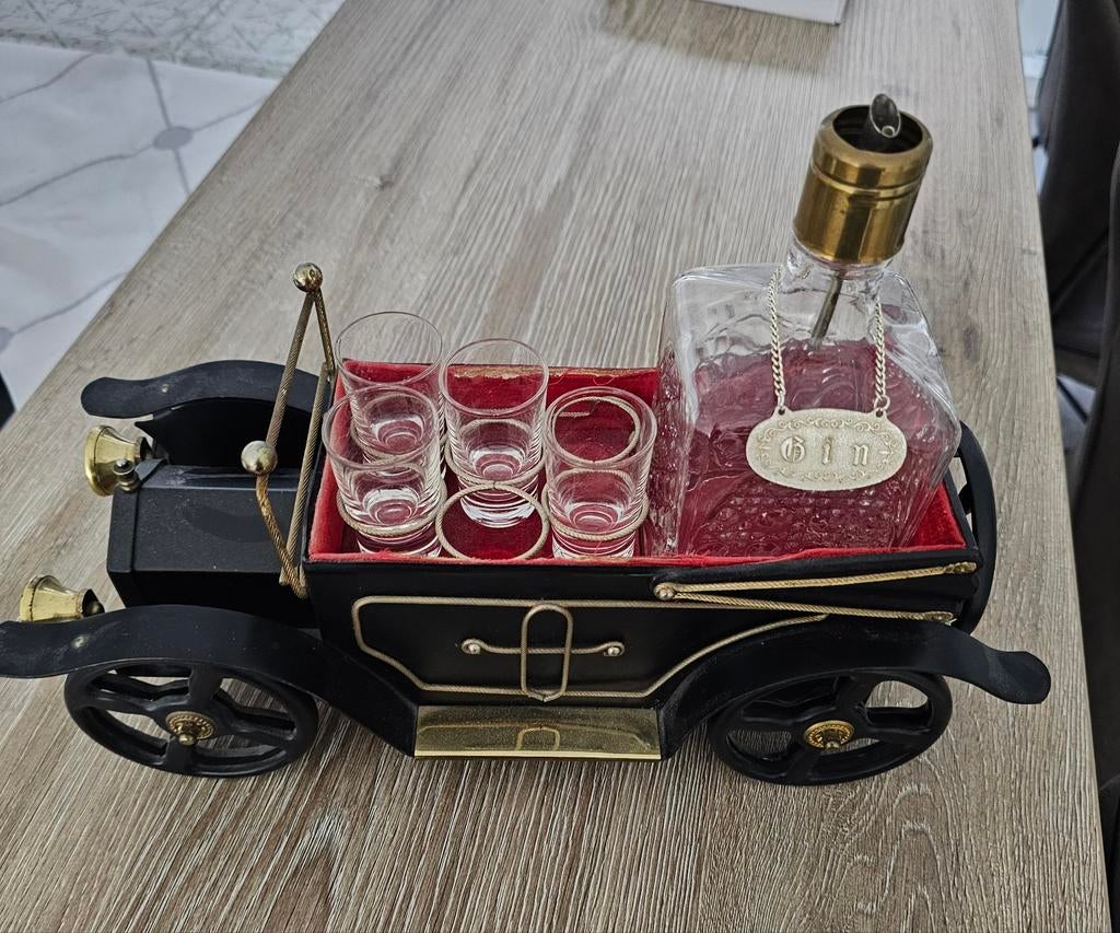 Antieke drankenset in auto vorm met glaasjes en karaf, Ophalen
