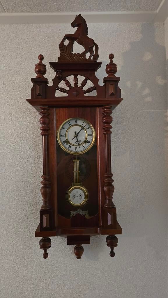 Antieke notenhout paardjes regulateur met rondgong, Ophalen of Verzenden