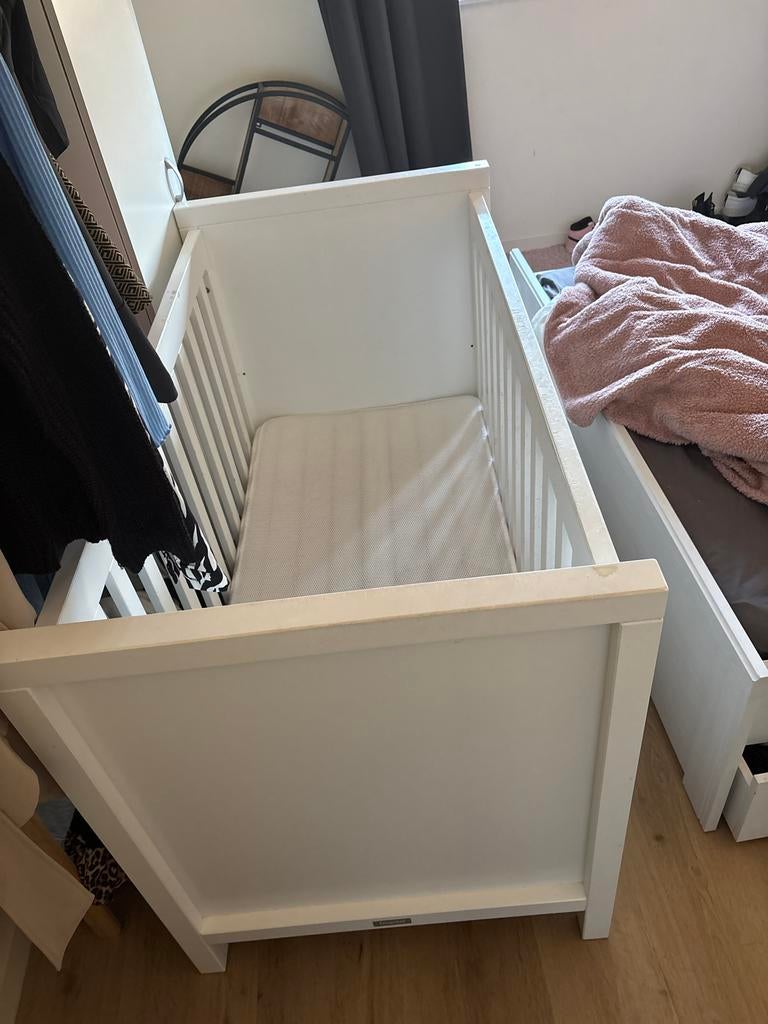 Wit baby ledikant met matras, Kinderen en Baby's, Babywiegjes en Ledikanten, Ophalen, Gebruikt, Ledikant
