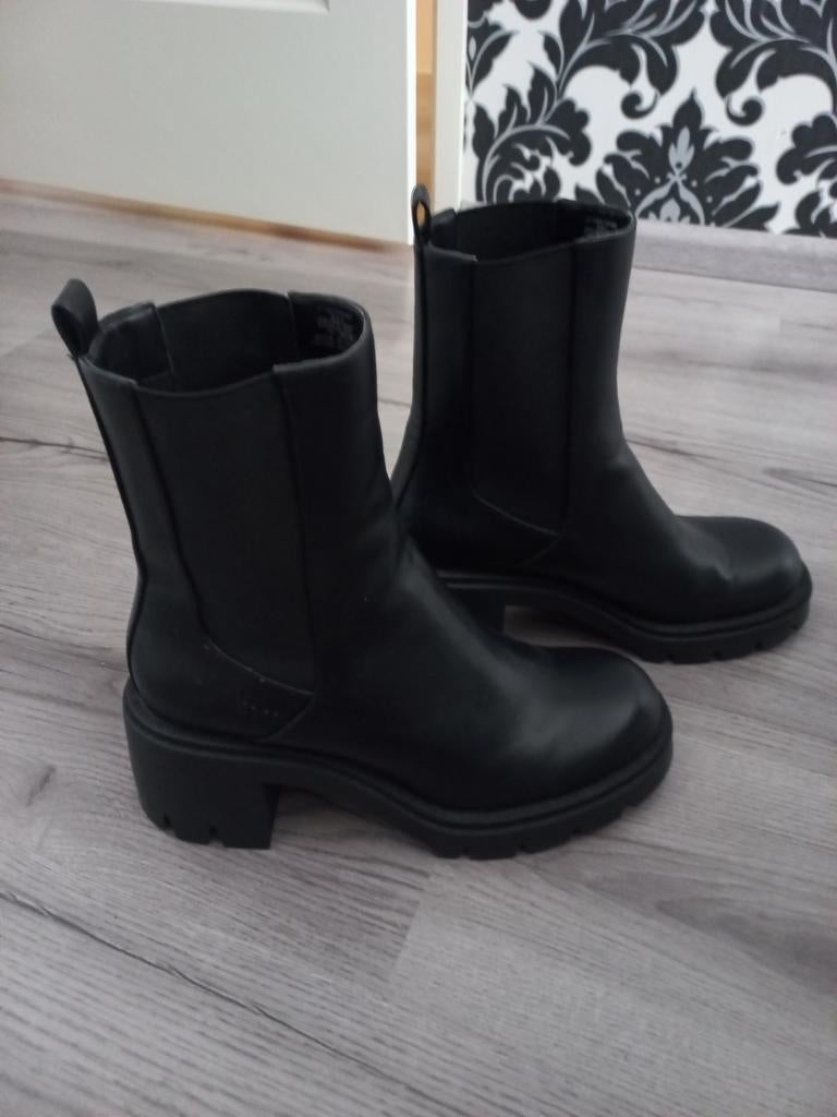 Zwarte half hoge laarzen met dikke zool van zara mt 40 3 x g, Lage of Enkellaarzen, Ophalen of Verzenden, Zo goed als nieuw, Zara