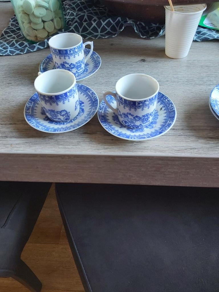 Te koop 3kopjes en 5 schoteltjes, Ophalen