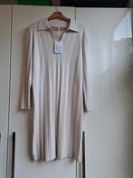 Crème plissé jurk one size, nieuw met prijskaartje, Kleding | Dames, Jurken, Beige, Nieuw, Ophalen of Verzenden, Knielengte