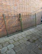 Hoog hekwerk met poort en palen, Ophalen, IJzer, Met poort