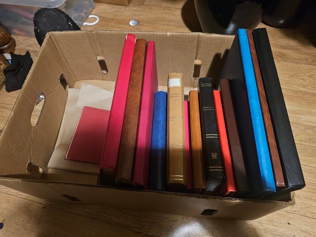 Doos 2 doos postzegelalbums wereld, Ophalen of Verzenden, Nederland en Buitenland