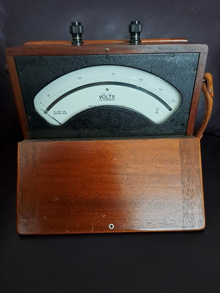 Vintage Voltmeter 1953 in gelakte houten kast, Antiek en Kunst, Ophalen