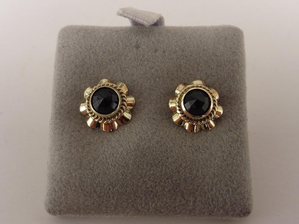 Gouden oorknopjes met granaat                            G28, Gebruikt, ., Ophalen of Verzenden, .