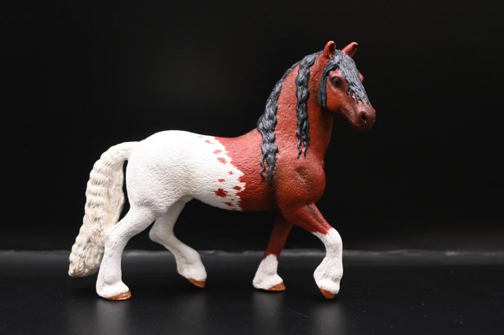 Schleich repaint paard friese hengst, Verzamelen, Dierenverzamelingen, Ophalen of Verzenden, Zo goed als nieuw, Paard, Beeldje of Figuurtje