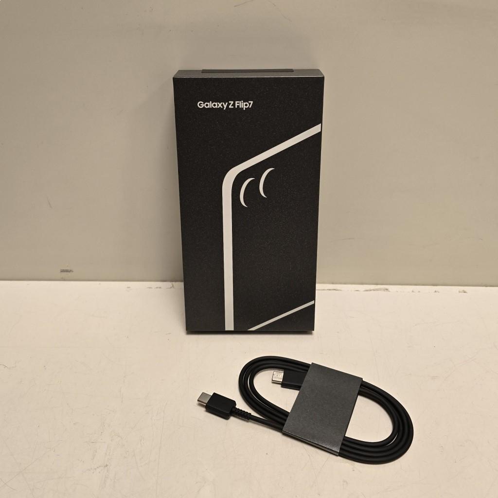 Samsung Galaxy Z Flip7 | 256GB | Zwart | A-Grade (838321), Samsung Electronics Benelux B.V., Nlsamsung@edelman.com, Evert van de Beekstraat 310, 1118 CX Schiphol, Nederland