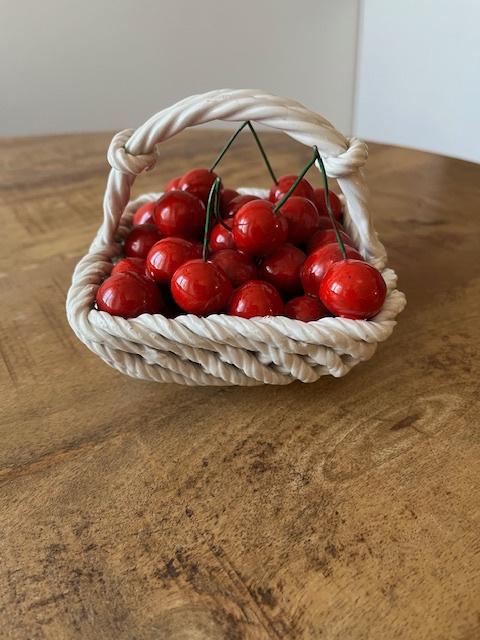 Bassano porseleinen vaas met kersen, Huis en Inrichting, Woonaccessoires | Vazen, Verzenden, Wit, Aardewerk of Porselein, Zo goed als nieuw