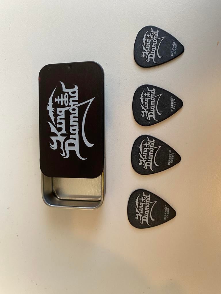 King Diamond plectrum pick tin blik met 4 plectrums, Verzamelen, Ophalen of Verzenden, Zo goed als nieuw