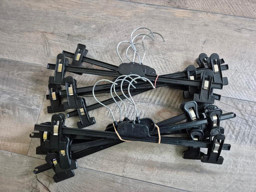 10 kunststof rok of broek kledinghangers met knijpers 36cm, Kleding | Dames, Kledinghangers, Ophalen of Verzenden, Zo goed als nieuw