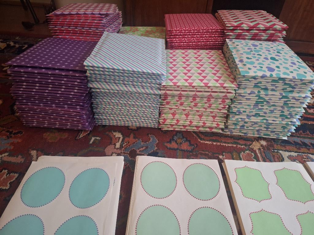 250 mooie Kleurige stevige bubbel enveloppen + etiketten, Ophalen of Verzenden, Nieuw