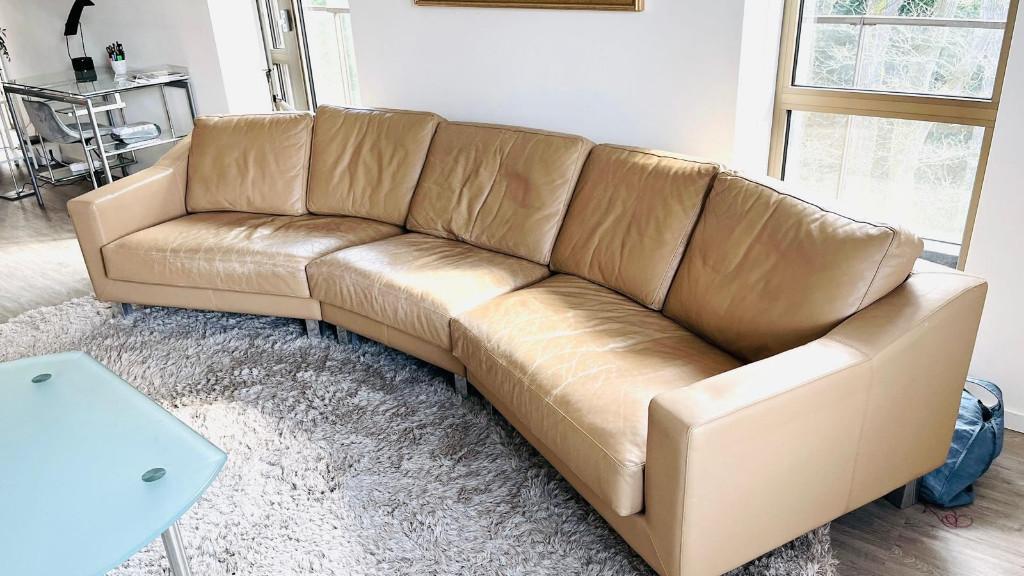 Bank LEOLUX leer 5 zits desert beige, Huis en Inrichting, Ophalen, Gebruikt, 300 cm of meer, Organisch modern design; tijdloze uitstraling