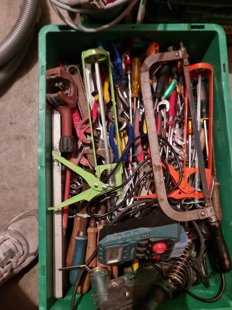 Gereedschapskist met divers handgereedschap, Ophalen