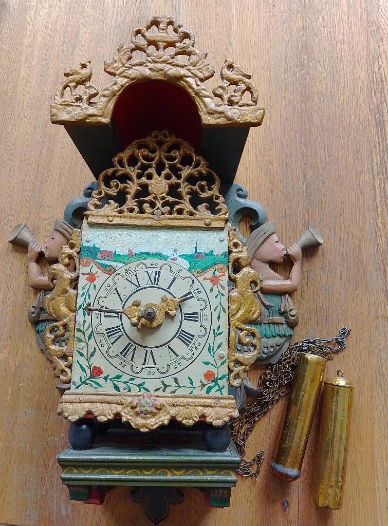 Antieke Friese stoelklok met handbeschilderde wijzerplaat, Antiek en Kunst, Ophalen