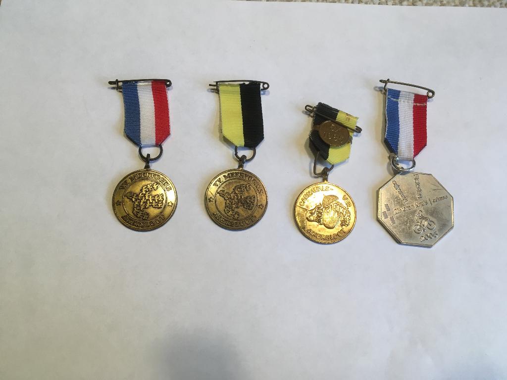 medaille diverse 35 stuks schaatsen fietsen zwemmen partij, Ophalen of Verzenden, Overige materialen