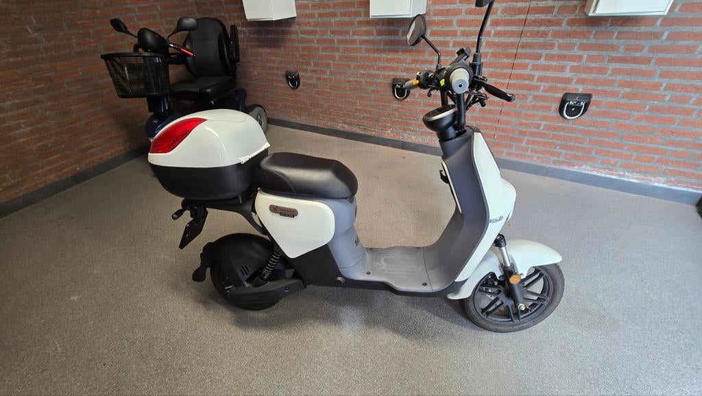 Segway B110S E-scooter - Zo goed als nieuw 812 km, Fietsen en Brommers, Snorfietsen en Snorscooters, Ophalen of Verzenden, Zo goed als nieuw