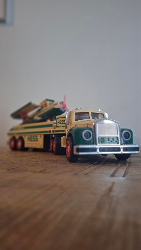 HESS VRACHTWAGEN MET VLIEGTUIG, Hobby en Vrije tijd, Modelauto's | 1:87, Ophalen of Verzenden, Bus of Vrachtwagen